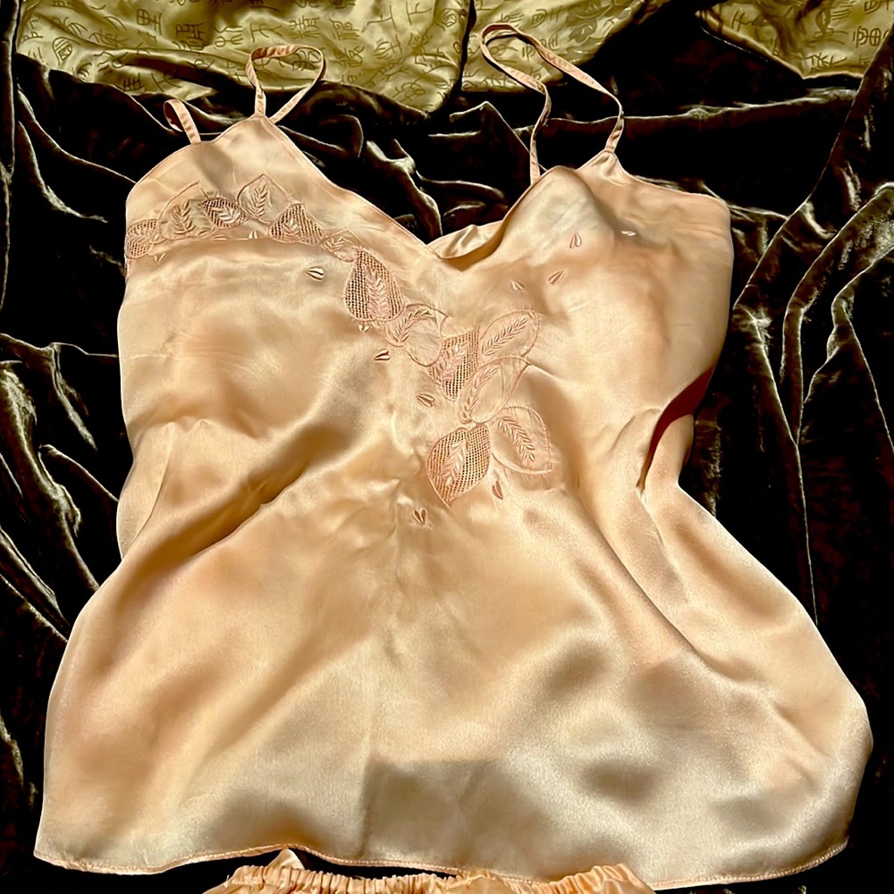 100% pure silk PARIS DESIGNED 🥰👍